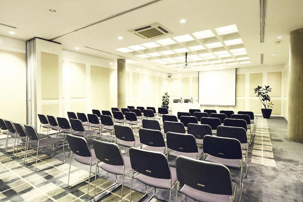 Morrissey Hotel Residences Jakarta Exterior foto