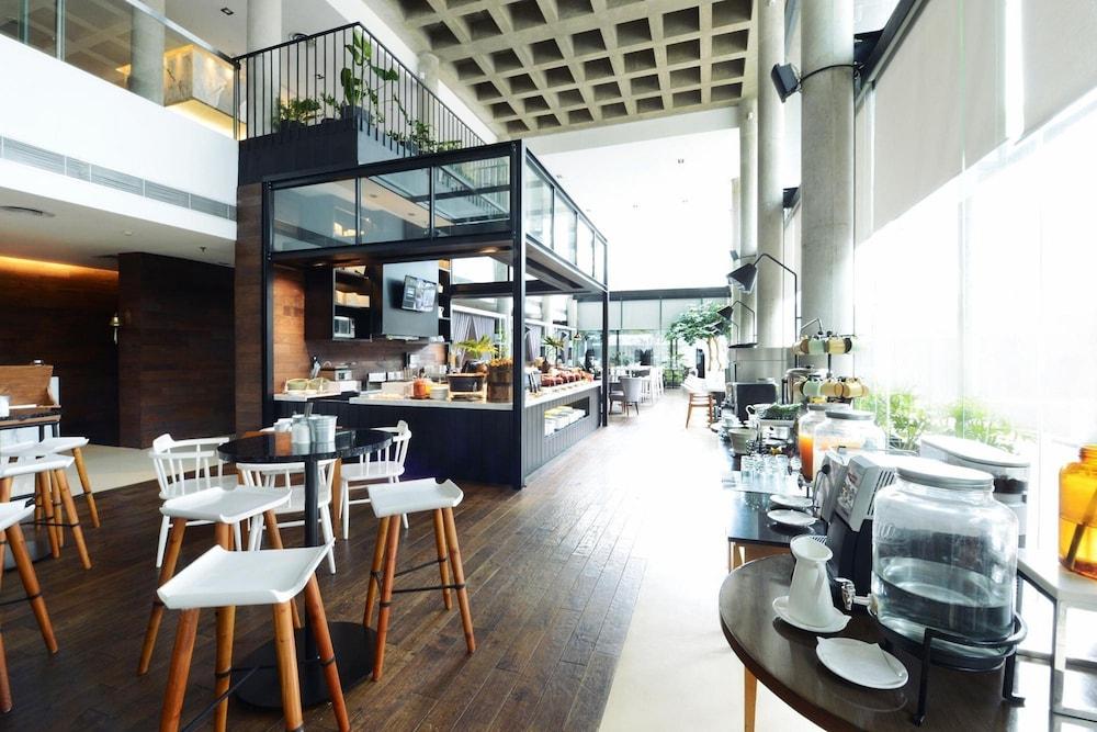 Morrissey Hotel Residences Jakarta Exterior foto